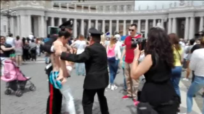 Una mujer es detenida en el Vaticano por reivindicar en topless su derecho a amamantar en público