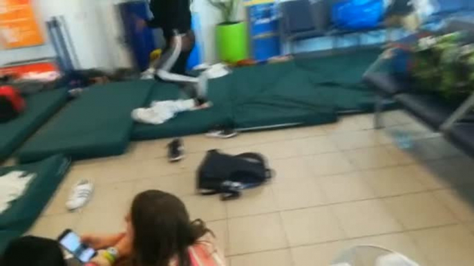 55 estudiantes españoles pasan la noche en el aeropuerto de Bristol por una cancelación de su vuelo