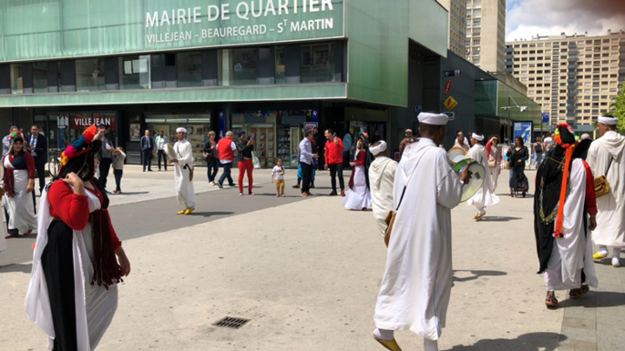 Le groupe berbère Tizwite, venu du sud du Maroc, anime le quartier Villejean avant le début des festivités