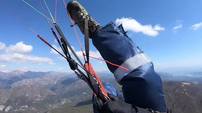 Il se coince le pied dans une corde de son parapente et se met à tourner en boucle