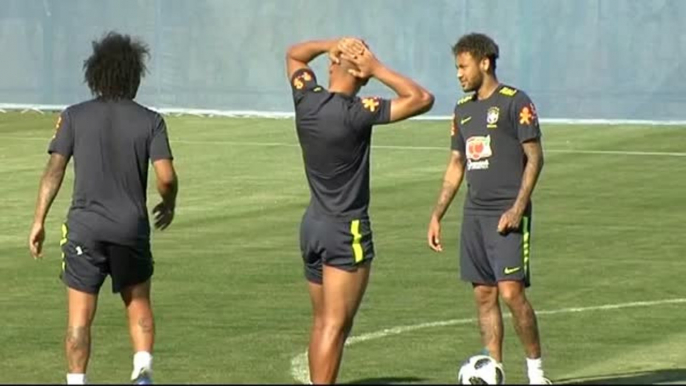 Neymar y Marcelo ponen el "buen rollo" en el entrenamiento de Brasil