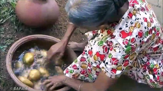 Village de la Nourriture  Croustillant de pommes de terre et de la Semoule Boules préparé par la grand-mère et de la Fille | la Vie du Village