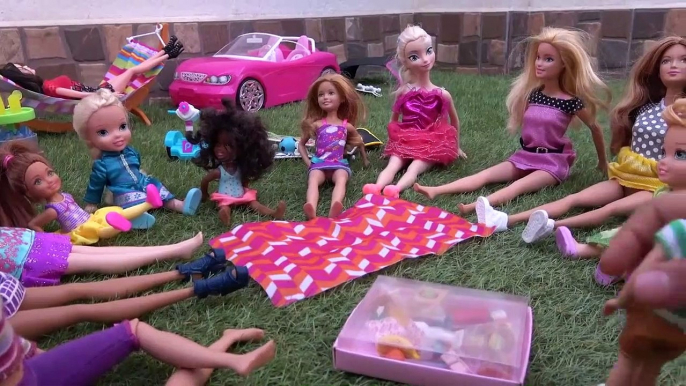 Elsa and Anna toddlers picnic with Barbie and her friends and swim in the lake