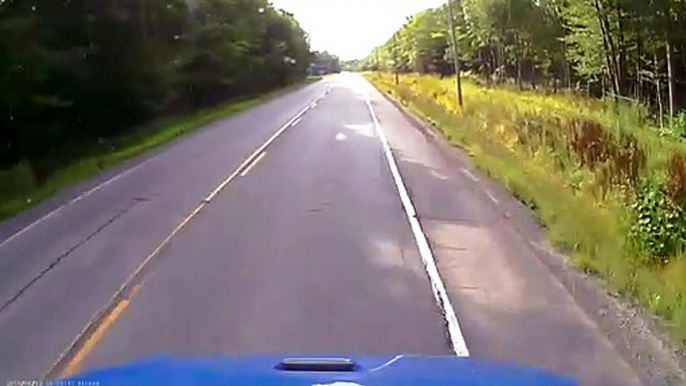 Il évite une voiture arrivant à contre-sens au dernier moment... Joli reflexe