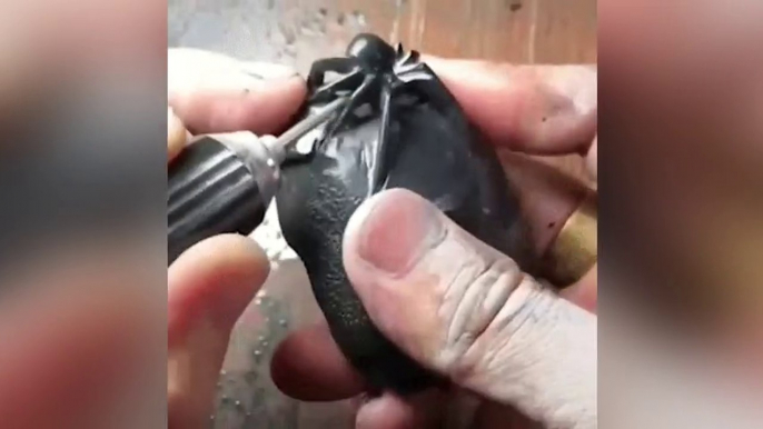 Un artiste sculpte une araignée sur un galet !