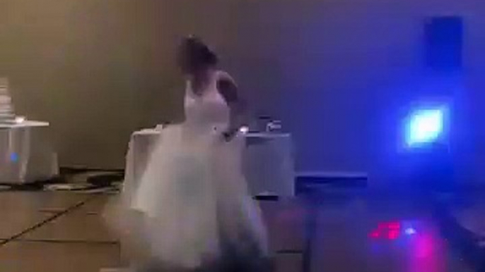 Son partenaire de danse de mariage est le plus mignon que vous n'ayez jamais vu