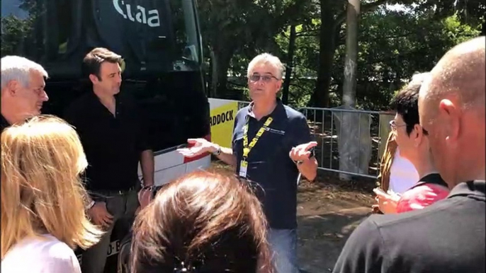 Briefing pour les invités de l’équipe Groupama-Fdj par le manager Marc Madiot.