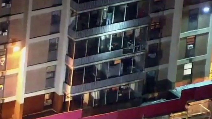 USA : Découvrez les images très impressionnantes d'un habitant d'un bâtiment de Philadelphie qui escalade la façade pour échapper à un incendie