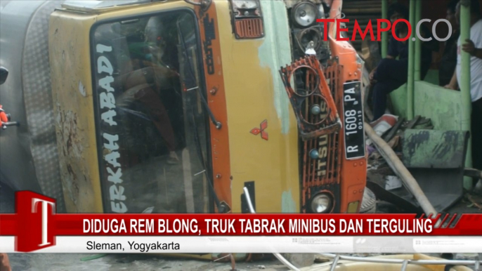 Diduga Rem Blong, Truk Tabrak Minibus dan Terguling