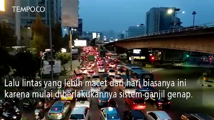 Hari Pertama Ganjil Genap, Lalu Lintas Simpang Slipi Padat