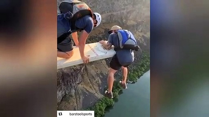 Un Base-jumper prend la pause avant de sauter !