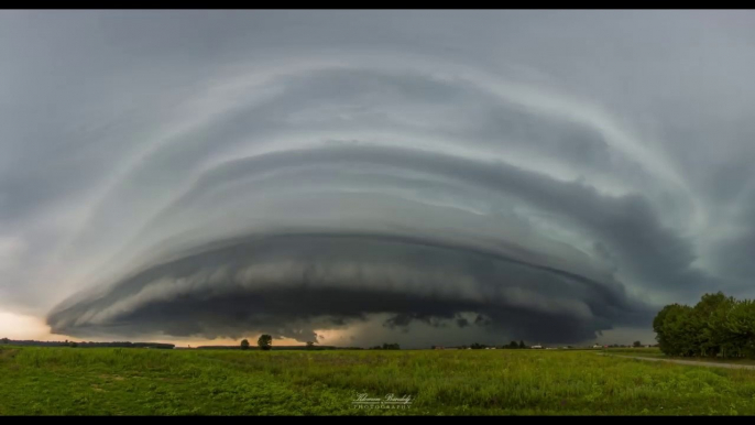 Un énorme orage se forme au dessus de l'italie... Nuage impressionnant