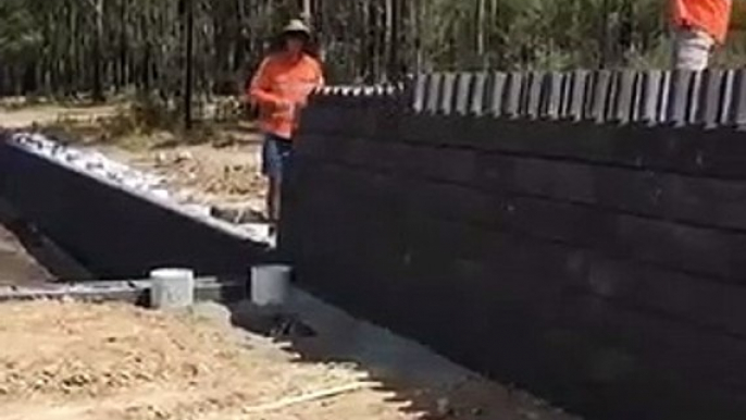 Ce maçon a une technique incroyable pour poser les briques...  Façon Dominos