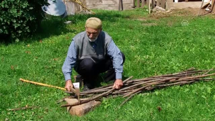 104 yaşındaki Mustafa dede gençlere taş çıkartıyor