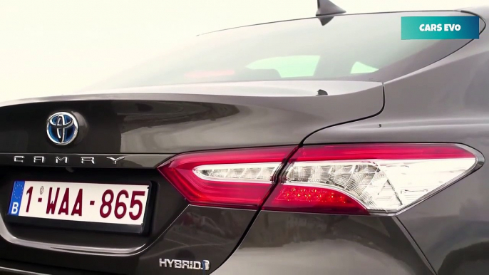 2019 Toyota Camry Hybrid - Awesome Mid-Size Sedan