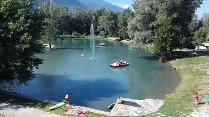 Vol d'un drone au-dessus d'un lac.. il plonge d'un coup !