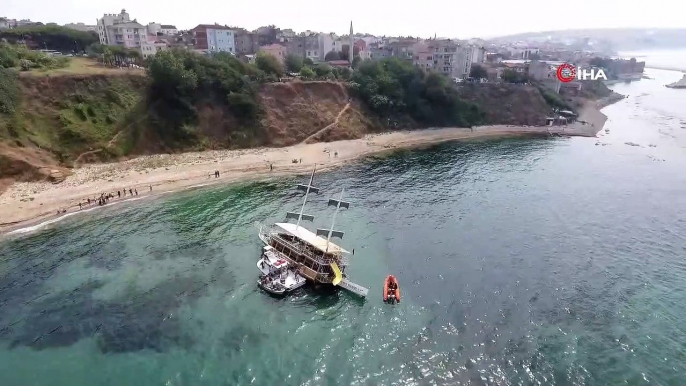 - Sinop'ta gezi teknesi karaya oturdu- Sinop’ta karaya oturan teknedeki vatandaşlar tahliye edildi