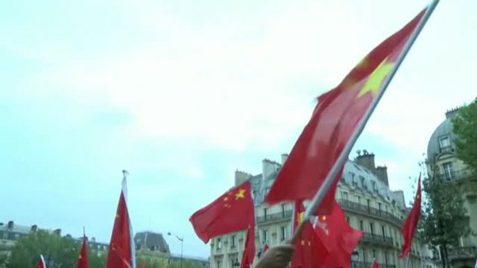 Estudiantes chinos se manifiestan en París contra la violencia en Hong Kong