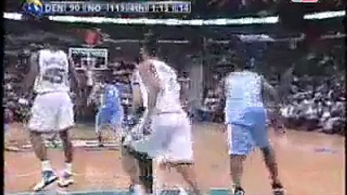 Julian Wright catches a lob from Jannero Pargo and slams hom