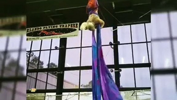 Cette acrobate manque de chuter lourdement en plein entraînement !