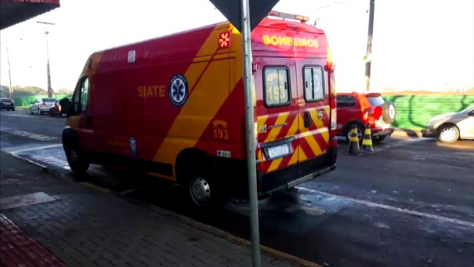 Motociclista é socorrido pelo Siate na Rua Jacarezinho