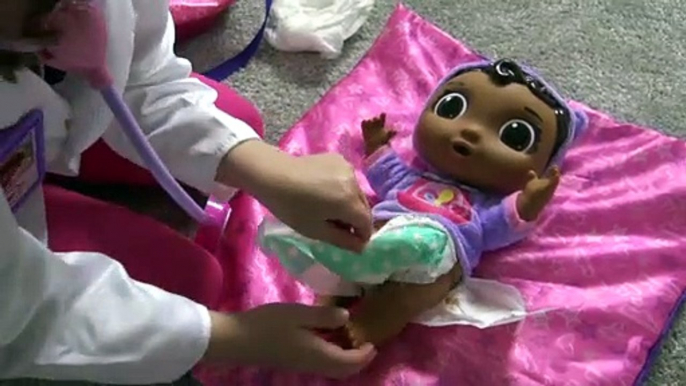 Doutora Brinquedos - Doc McStuffins - Cuidando da Bebê e dando Banho