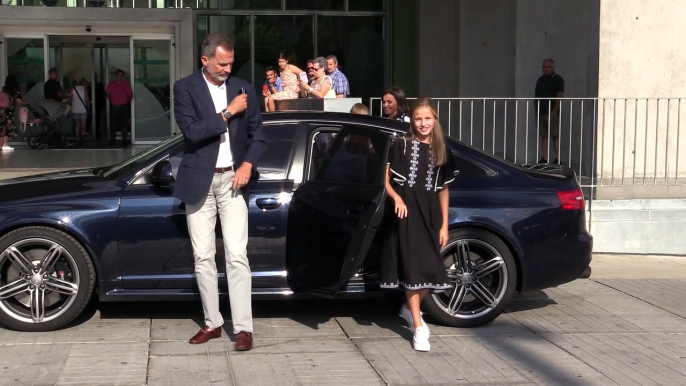 La princesa Leonor y la infanta Sofía, junto a los reyes, visitan a don Juan Carlos en el hospital