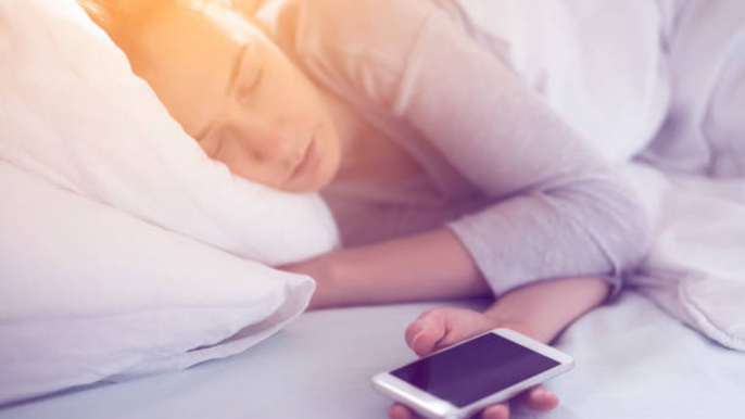 Dormir con tu teléfono móvil: 3 cosas que debes saber