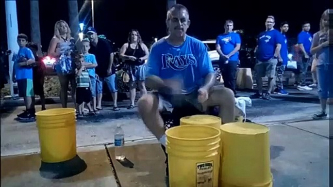 Ce batteur de rue joue extrêmement vite à une seule main !