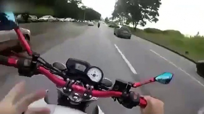 Un motard roule comme un dingue en pleine circulation et ça finit mal !