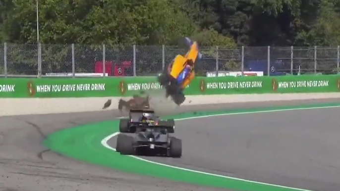 Le pilote Alex Peroni fait littéralement décoller sa monoplace dans les airs