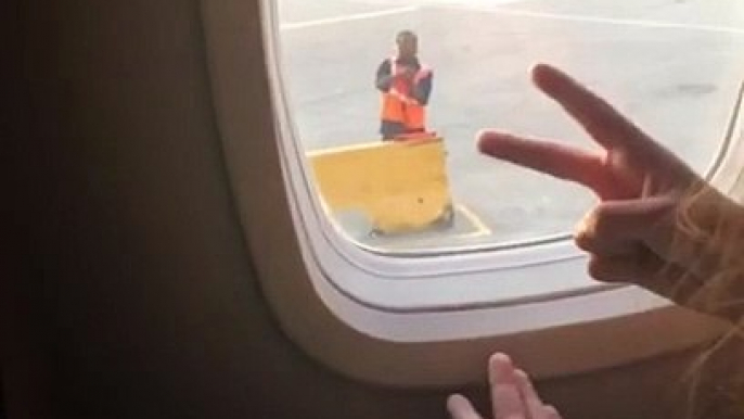 Quand un passager d'avion fait un Pierre-feuille-ciseau avec un employé sur le tarmac