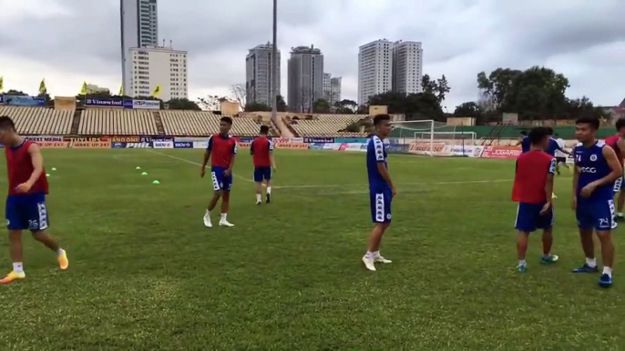 TRỰC TIẾP | CLB Hà Nội tập làm quen sân trước trận đấu với SLNA tại vòng 24 V.League 2019