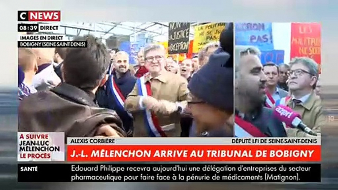 Procès Mélenchon : Regardez les cris et les bousculades lors de l'arrivée de Jean-Luc Mélenchon ce matin devant le tribunal correctionnel de Bobigny