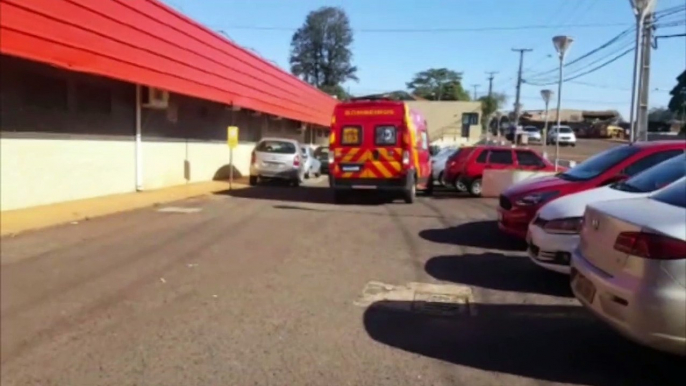 Motociclista tem lesão no ombro após bater em traseira de carreta