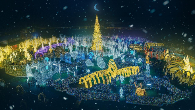 Tickets for the World’s Largest Christmas Light Maze Are on Sale Now