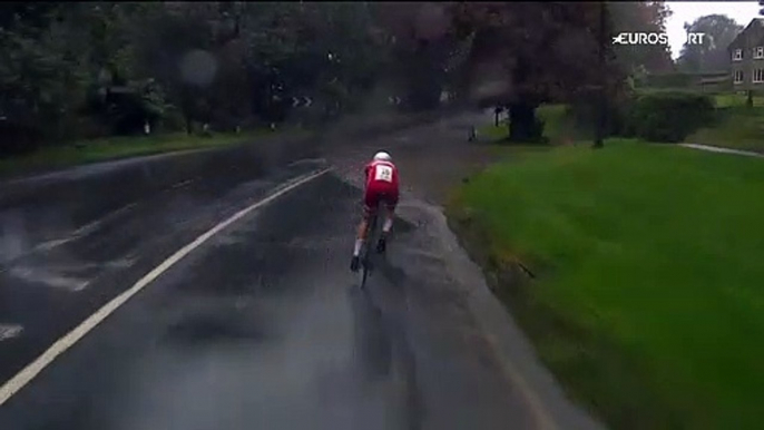 Ce cycliste tente de traverser une énorme flaque d'eau pendant un contre la montre... Enorme gamelle