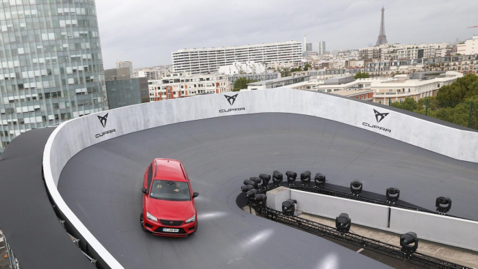 Paris : on a testé un circuit automobile… avec vue sur la Tour Eiffel