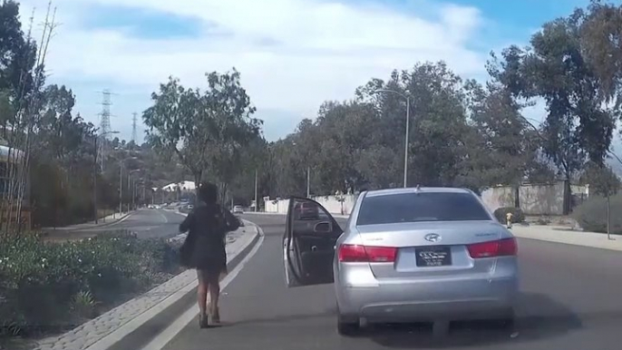 Une femme abandonne sa voiture au milieu de la route alors quelle roule encore...