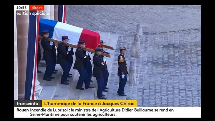 Hommage à Jacques Chirac: Regardez le début des honneurs militaires qui ont été rendus à l'ancien chef de l'État, en présence d'Emmanuel Macron