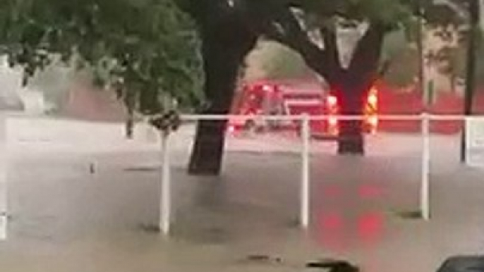 Inondations : ce conducteur avance dans l'eau et noie sa voiture !