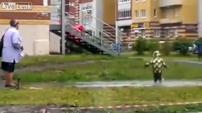 Cet enfant rend fou sa grand-mère à sauter dans les flaques d'eau !