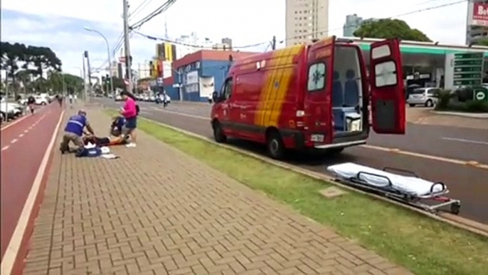 Mulher tem suspeita de fratura ao sofrer queda na Avenida Brasil