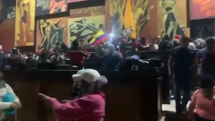 Manifestantes indígenas toman la Asamblea Nacional de Ecuador