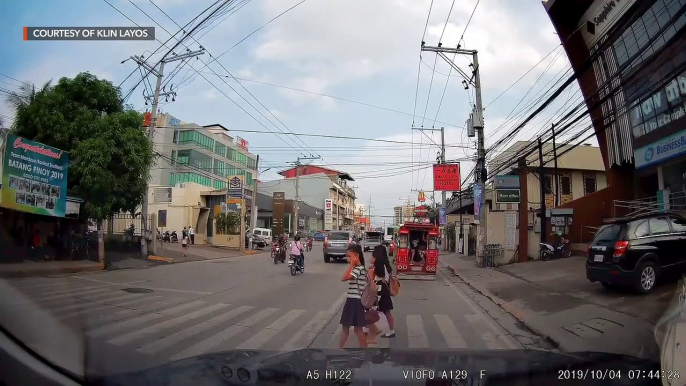 A car hits 2 girls crossing the pedestrian lane