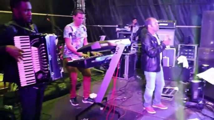 Dançando Forró Ao Som De Chera Show Na Festa Em Caraíbas