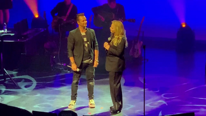 EXCLU - Regardez Sylvie Vartan au bord des larmes hier soir chantant "Sang pour sang" avec David Hallyday au Grand Rex pour l'hommage à Johnny - VIDEO