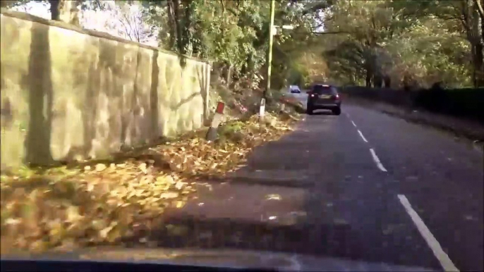 Ce conducteur pense pouvoir traverser une énorme flaque d'eau... Raté