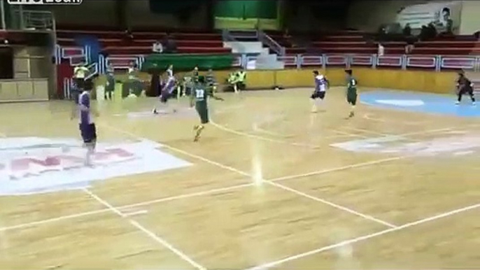 Ce supporter de futsal se souviendra longtemps de ce but... Douloureux