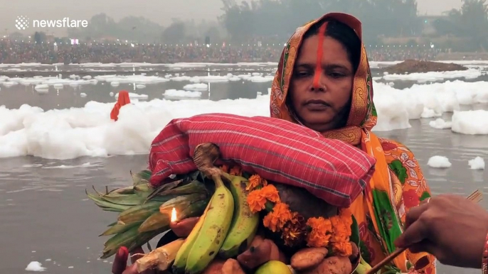 Rite religieux Hindou dans un fleuve pollué en Inde !